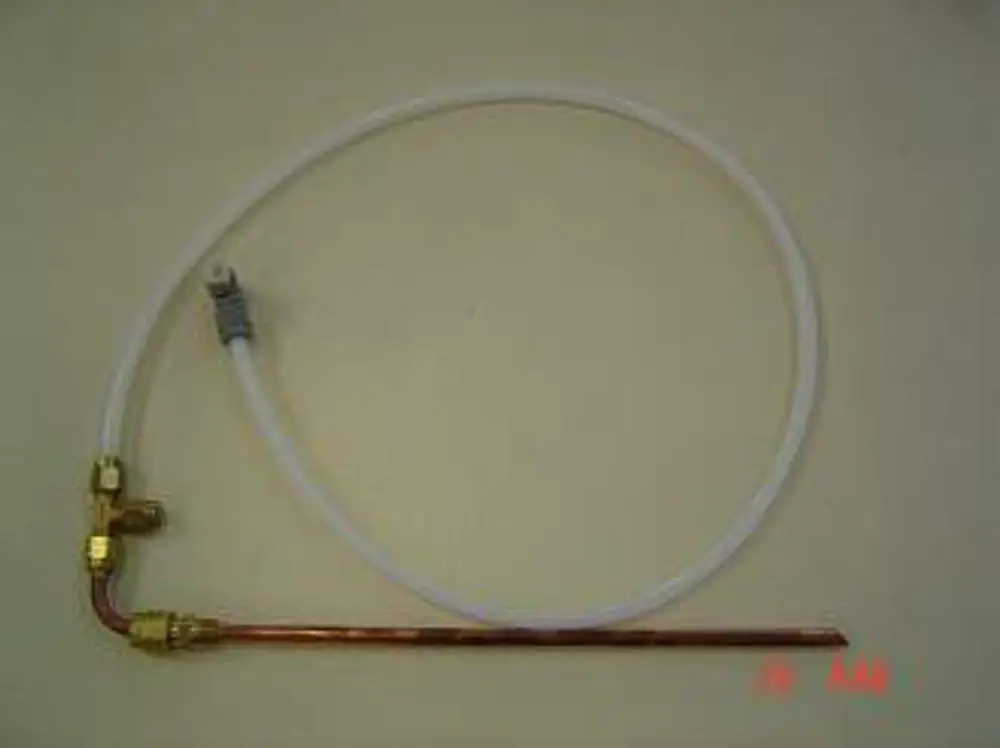 Gasregler-Set mit Kupferrohr und Kunststoffschlauch, hergestellt von Remeha, zur Verwendung in Gasinstallationen.